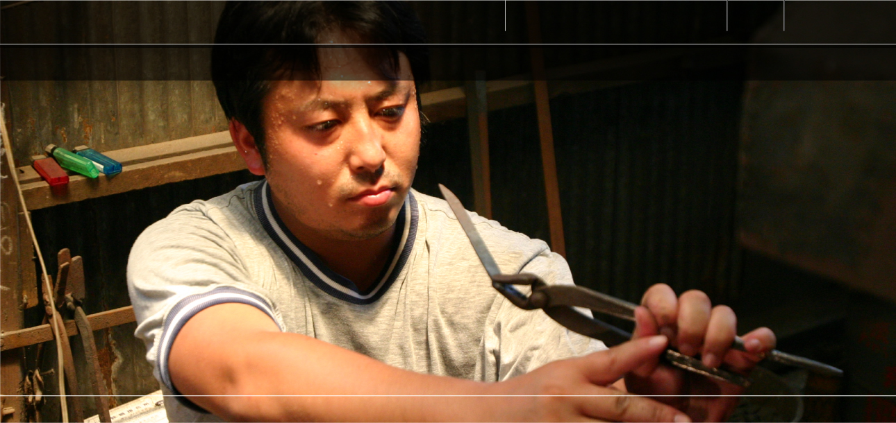 Narita-shi Chiba, | The quenching using pine charcoal; knifesmith of the traditional technique made by fire polishing.