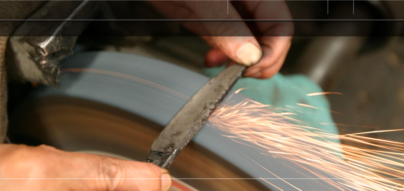 Narita-shi Chiba, | The quenching using pine charcoal; knifesmith of the traditional technique made by fire polishing.